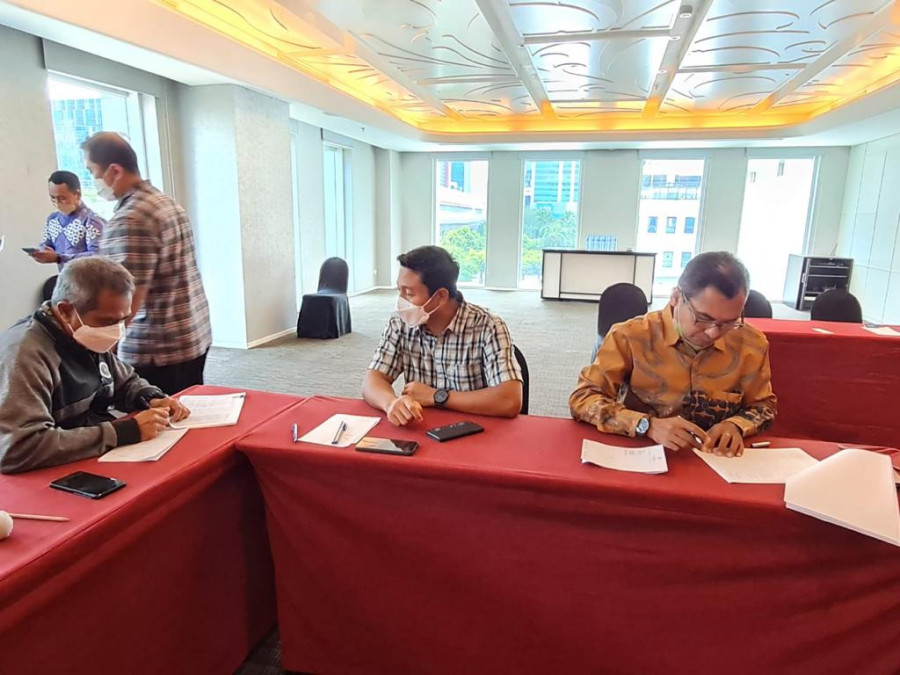 Kepala DPMPTSP Kaltim, Puguh Harjanto (tengah) saat proses verifikasi jamrek perusahaan pemegang IUP di Kaltim (istimewa)