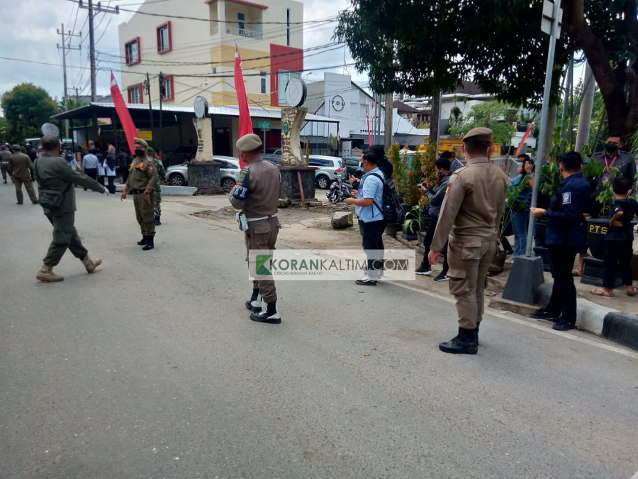 sejumlah petugas keamanan yang tengah menertibkan warga (Claudius Vico/Korankaltim.com)
