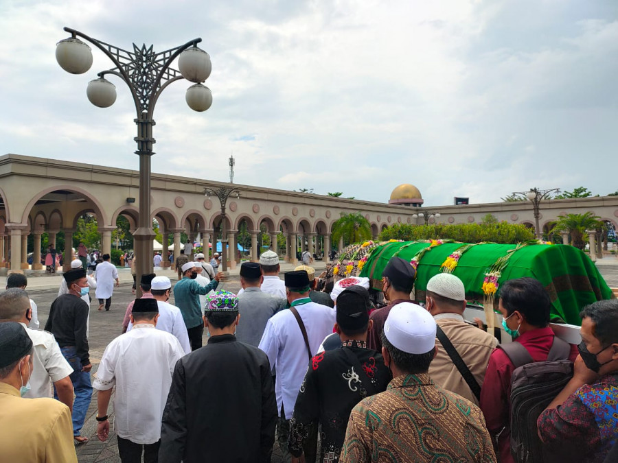 Ratusan umat muslim memenuhi halaman Masjid Baitul Muttaqien Islamic Center Samarinda mengantarkan imam besar Kaltim KH Fakhruddin Wahab ke tempat peristirahtan terakhirnya Kamis (22/4/2021) pagi tadi. (Foto: Isal/korankaltim.com)