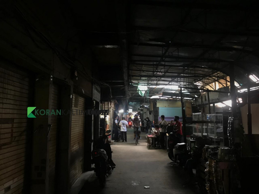 Pasar Tradisional di Samarinda yang sepi dan nyaris sepenuhnya tutup saat pelaksanaan Ingub Kaltim Nomor 1 Tahun 2021 (Foto: Permata/korankaltim.com)
