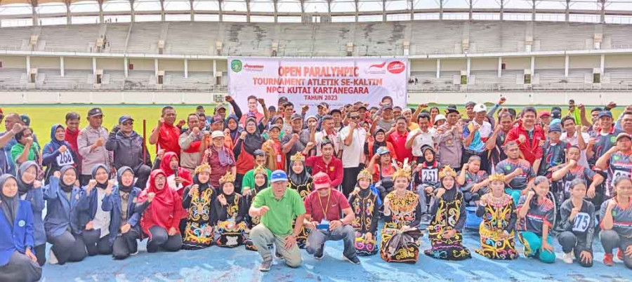 Kebersamaan dengan seluruh atlet paralympic. Turnamen menjadi ajang pembinaan dan asah kemampuan atlet penyandang disabilitas. ( Foto: Dok.Korankaltim)