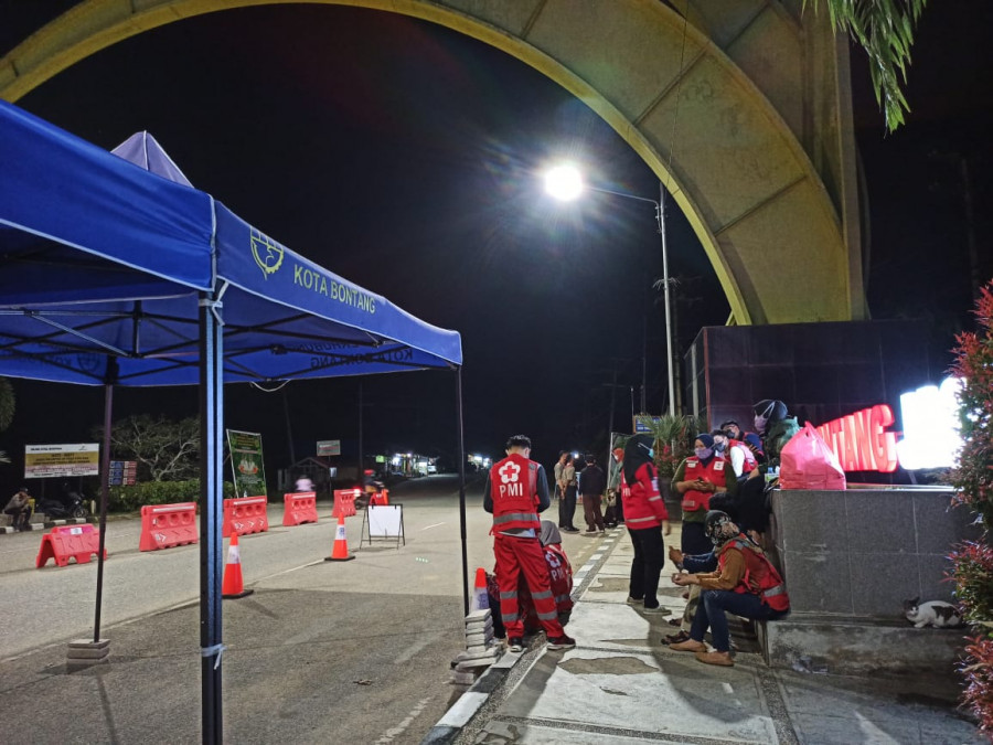 Kondisi Pos Penyekatan di Tugu Selamat Datang Bontang Saat Malam Hari (Nisa/korankaltim.com)