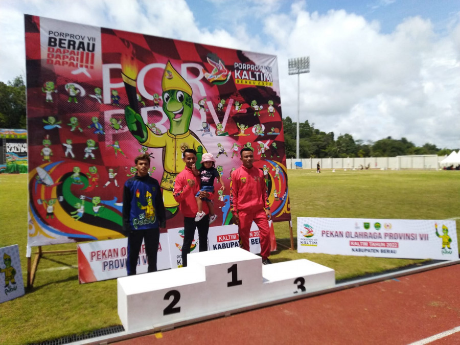 Sigit Andi Susilo (tengah), meraih emas untuk tim atletik Samarinda di ajang Porprov Berau. (Foto: Istimewa)