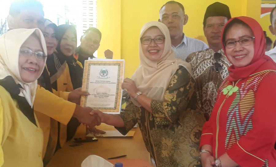 Yohana Palupi Arita saat mengembalikan formulir pendaftaran sebagai bakal calon Wakil Wali Kota di Sekretariat Golkar Balikpapan, beberapa waku lalu. (Foto : Sofyan Jufri/korankaltimcom)