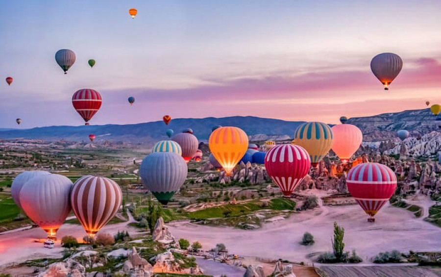 Balon terbang di Cappadocia, salah satu destinasi wisata favorit di Turki. (Freepik.com)