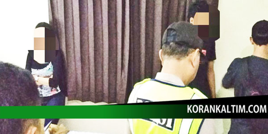 DIAMANKAN: Sejumlah petugas kepolisian mengamankan pasangan yang terjaring razia. Mereka kedapatan ngamar di salah satu hotel kelas melati. (Foto: DOR/korankaltim.com)