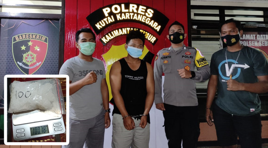 Pelaku dan barang bukti saat diamankan di Polsek Sebulu. (foto: istimewa)