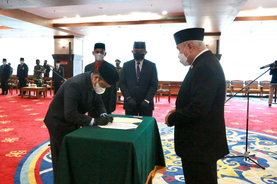Gubernur Kaltim, Isran Noor melantik Kepala Dinas Kelautan dan Perikanan (DKP) Kaltim, Riza Indra Riadi sebagai Penjabat Sementara (Pjs) Sekdaprov Kaltim. (Biro Adpim Setdaprov Kaltim)