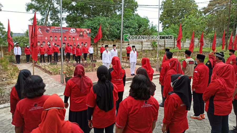 Pengurus dan kader mengikuti upacara peringatan HUT ke-49 PDI Perjuangan di Kota Balikpapan. (Foto: Hendra/KoranKaltim.Com)