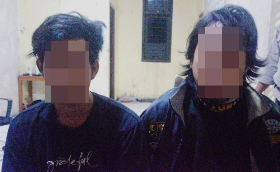 Kedua pelaku beserta barang bukti saat diamankan tim opsnal Satresnarkoba Polres Kutai Timur (Foto: istimewa)