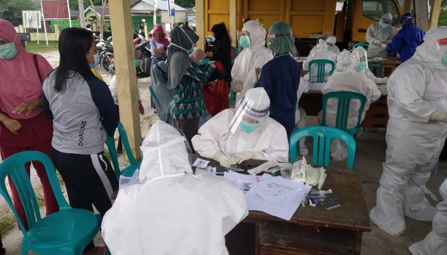 Proses Swab massal di Marangkayu beberapa waktu lalu. (Foto: istimewa)