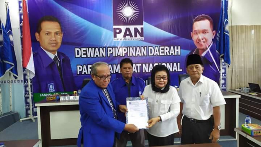 Mantan Sekdaprov Kaltim, Meiliana saat mengantarkan berkas pendaftaran Balon Wali Kota Samarinda di DPD PAN Samarinda (Ist)