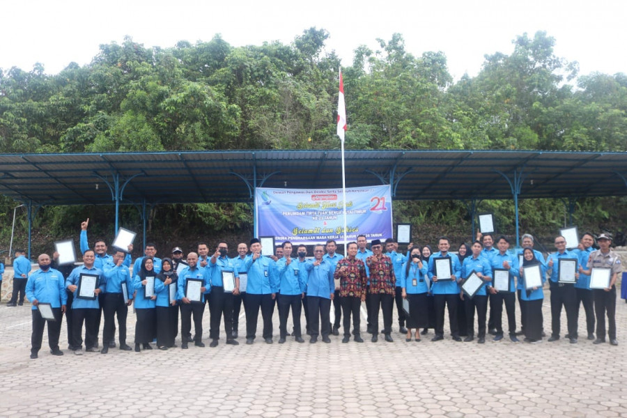 Pemberian penghargaan bagi karyawan masa kerja 10 hingga 20 tahun. (Foto: Istimewa)