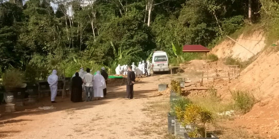 Suasana Satgas Covid Berau saat melakukan pemakaman. (Foto: Istimewa)