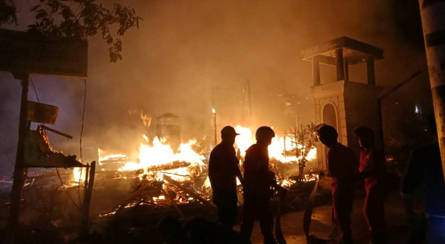 Petugas Disdamkar yang dibantu oleh satuan relawan Samarinda saat melakukan upaya pemadaman api di Perum Gerilya Indah Sabtu (7/9) tadi. (Foto: Disdamkar Samarinda)