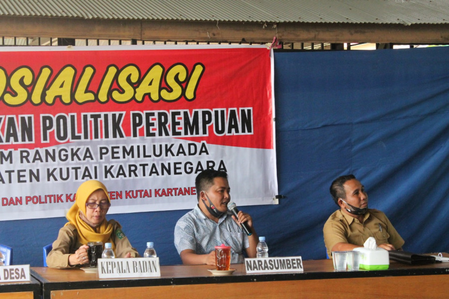 Kesbangpol Kukar saat menggelar sosialisasi pendidikan politik di Desa Loa Pari. (Foto:ist)