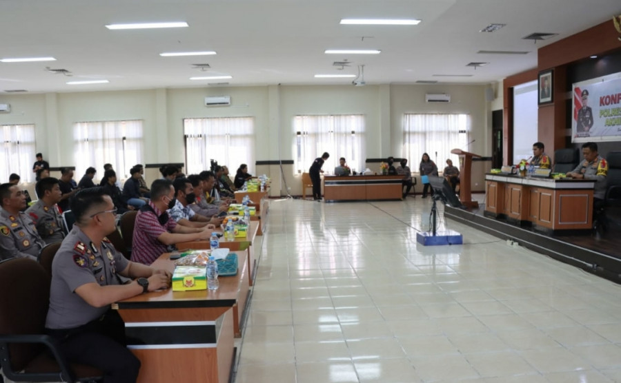 Rilis akhir tahun yang dipimpin langsung Kapolresta Samarinda Kombes Pol Ary Fadli di Aula Wira Pratama Lantai II Polresta Samarinda Jumat (30/12/2022). (Foto: Nancy/Korankaltim.com)