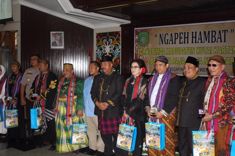 Unsur FORKOPIMDA bersama raja dan sultan nusantara saat Ngapeh Hambat di Penopo Bupati Kukar, Kamis (12/9/2019) (Foto: Reza Fahlevi/korankaltimcom))