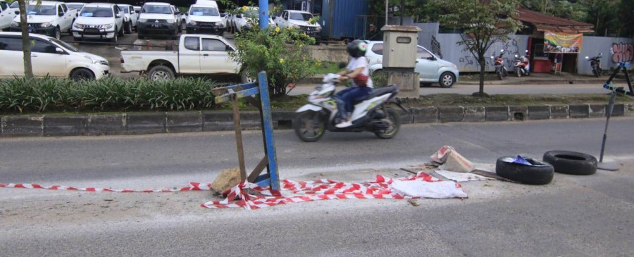 Jalan DI Panjaitan yang berlubang sebabkan pengendara motor tewas dan saat ini telah dilakukan penutupan oleh warga sekitar Minggu (18/10/2020) hari ini.(Foto: Nancy/korankaltim.com)
