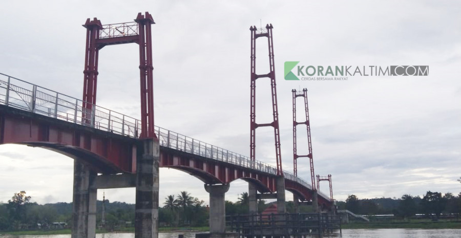 Jembatan Repo-Repo yang menghubungkan Tenggarong ke Pulau Kumala. Jembatan ini hanya bisa dilalui untuk pejalan kaki. (Foto: Dok.Korankaltim)