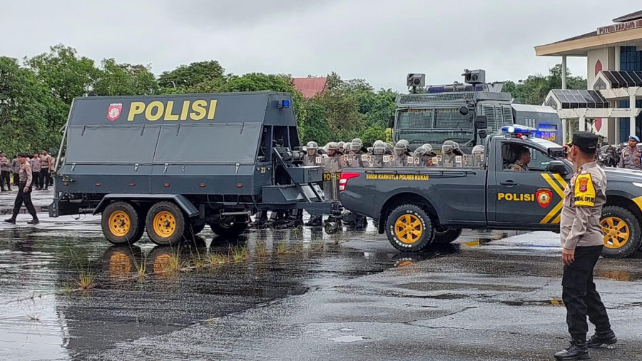 Latihan Dalmas persiapan PSU oleh personel Polres Kukar di Halaman Parkir Gedung PKM (ist)
