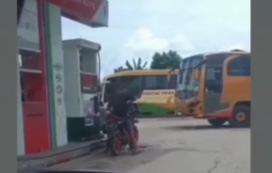 Tangkapan layar, dimana salah satu pengemudi mobil yang mengantre BBM di SPBU Sungai Kunjang, mengabadikan momen, pengendara sepeda motor thunder mengisi BBM jenis pertalite tanpa didampingi petugas, yang bereda Rabu (31/8/2022) kemarin. (Foto:Istimewa)