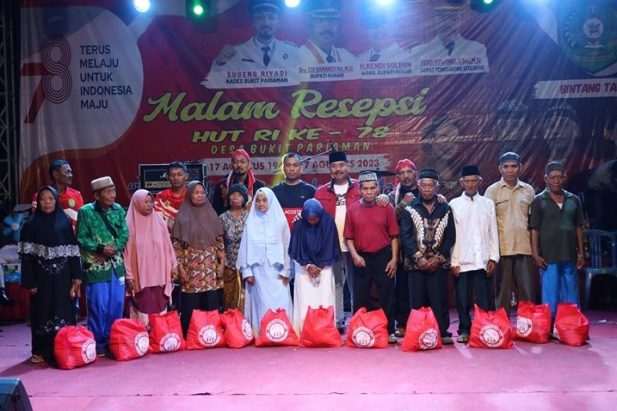 Serahkan bantuan untuk warga pra sejahtera Desa Bukit Pariaman Tenggarong Seberang. (Foto: Prokom)