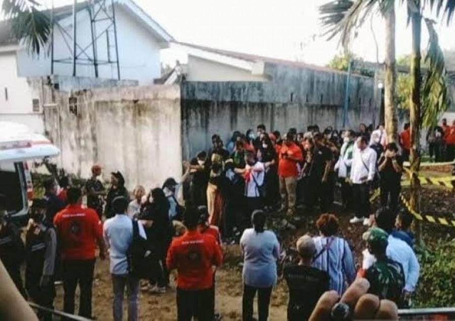 Keluarga berdoa di lokasi makam Brigadir J sebelum proses pembongkaran. (Foto: Antara)