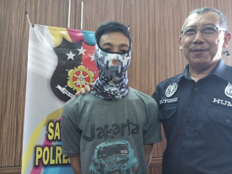 Kahumas Polres Bontang iptu Suyono bersama tersangka Erik
