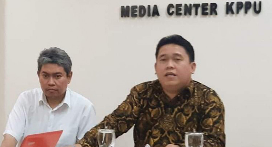 Komisioner KPPU RI Guntur Saragih (berbatik) saat memberikan keterangan pers terkait tiga dugaan kasus kartel. (Istimewa/KoranKaltim.Com)