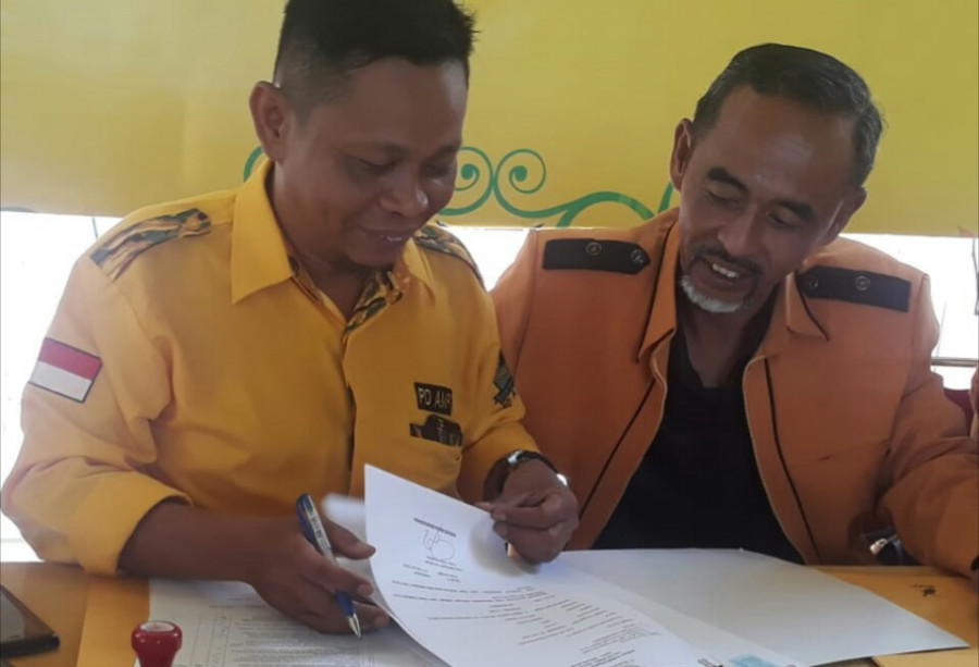 Juru Bicara Tim Penjaringan Bakal calon Wali Kota / Wakil Wali Kota Golkar Balikpapan, Andi Aktif (kiri) bersama H. Musminarta.(Foto : Sofyan Jufri/Koranakaltimcom