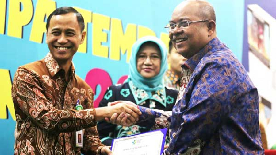 PENGHARGAAN : Bupati Kutim menerima penghargaan bersama dengan 61 kepala daerah se-Indonesia, dalam perayaan Hari Tanpa Tembakau Sedunia 2018.