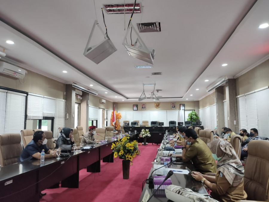 Amir Tosina Saat memimpin jalannya rapat lintas OPD soal penanganan banjir di Bontang. (Foto: Abdi/KoranKaltim.com)