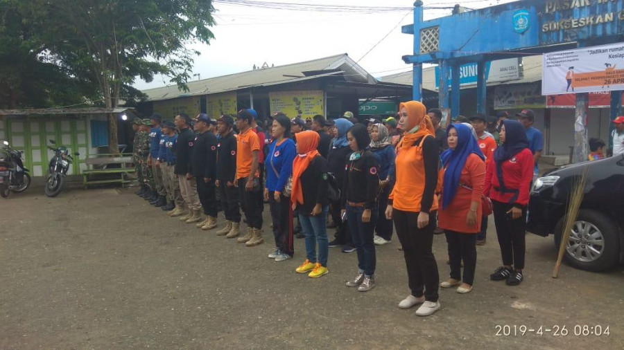 Personil BPBD Kukar, TNI-Polri dan Satpol PP melaksanakan Apel sebelum melakukan bersih-bersih di Pasar Tangga Arung, Jumat (26/4/2019) pagi