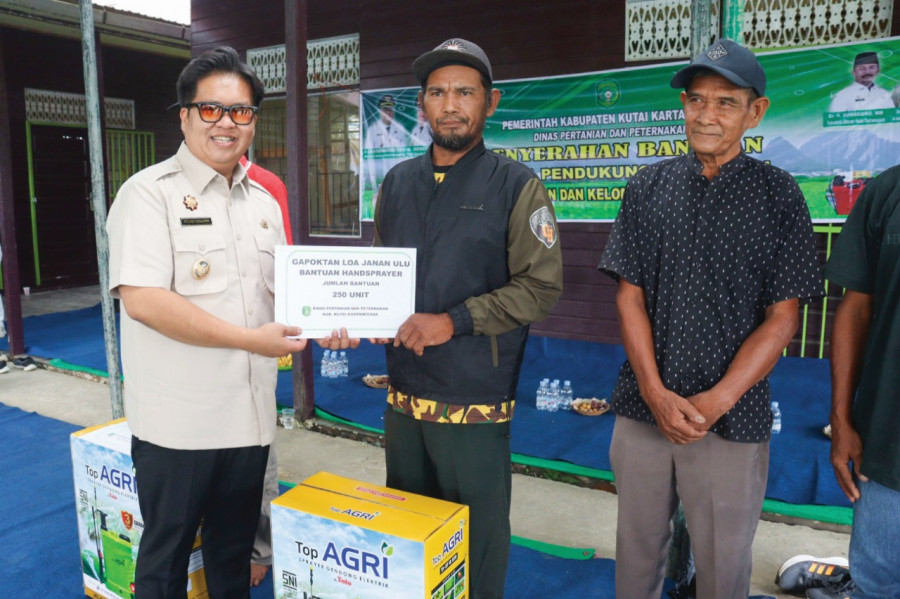 Wabup Kukar meninjau pelayanan dasar dan menyerahkan bantuan di Loa Kulu -Loa Janan. (Foto: Prokom)
