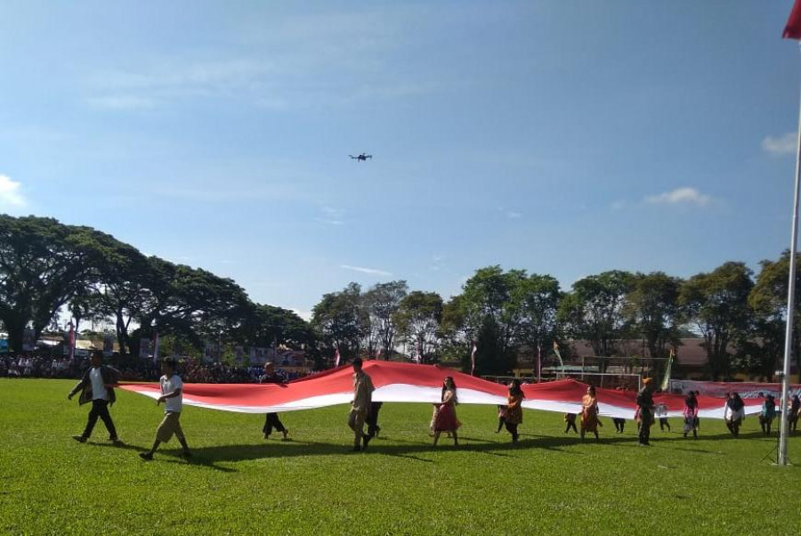 Aksi teatrikal dimulai seusai upacara parade di Lapangan Bola Pertamina EP Aset 5 Field Sangasanga, warga Sangasanga ingin hari ini (27/1/2020) menjadi hari nasional. (Foto: Reza Fahlevi/korankaltimcom)