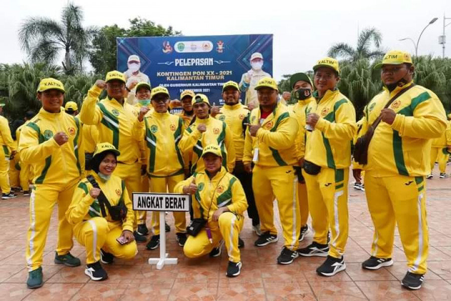 Atlet angkat besi Kaltim saat berlaga di Papua, bonus mereka akan cair bulan ini. (Facebook)