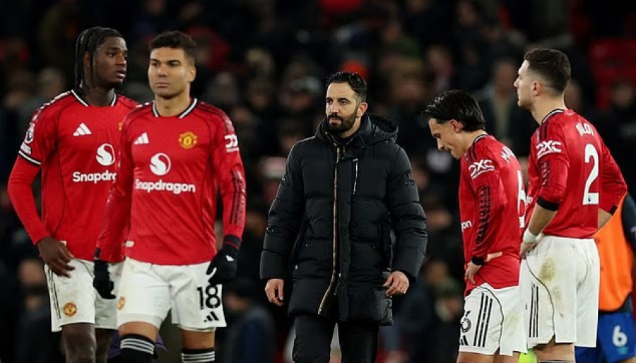 Pelatih Manchester United Ruben Amorim (tengah), gagal membawa timnya meraih kemenangan di kandang sendiri saat menghadapi Bournemouth dini hari tadi.