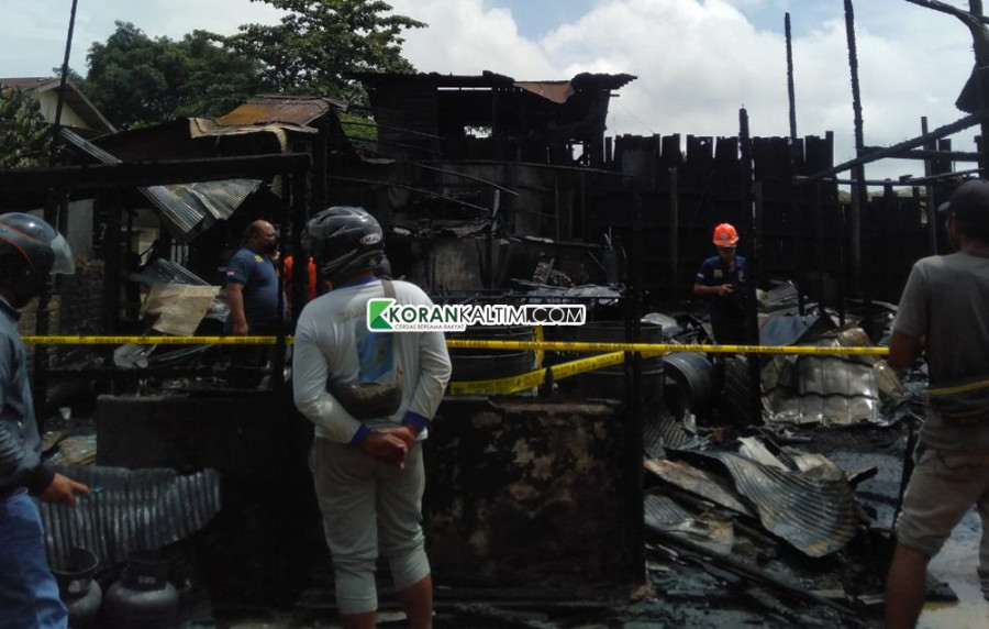 TKP kebakaran di Jalan Untung Suropati RT 25 Kelurahan Karang Asam Ulu Kecamatan Sungai Kunjang, diduga terdapat penimbunan BBM jenis salar. (Foto: Nancy/Korankaltim.com)