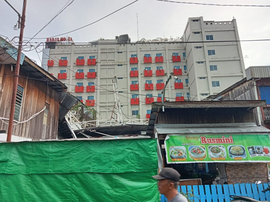 Kondisi kanopi milik Hotel Radja yang tertiup angin kencang, saat terjadi hujan lebat, yang tiga rumah warga, dua diantaranya rusak parah, Senin (10/6/2024) sekitar pukul 14.00 WITA. (Foto:Nancy/korankaltim.com)