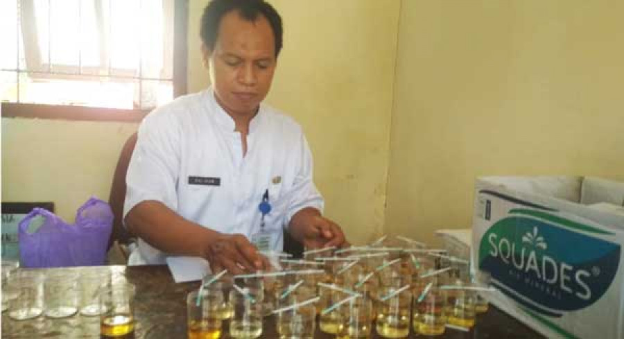 Petugas memeriksa urine sopir angkutan umum