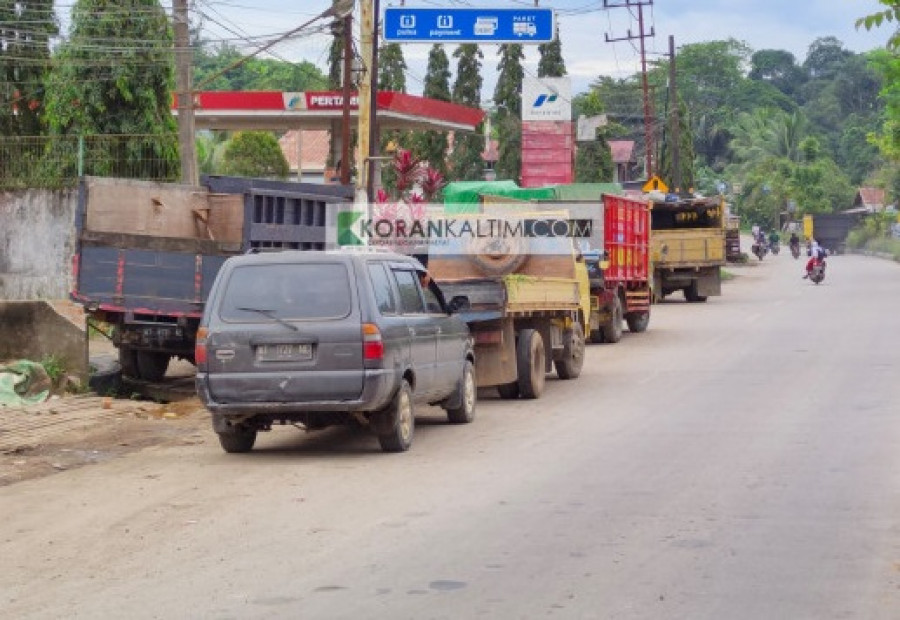 Antrean kendaraan BBM Solar pada SPBU Kampung Pinang Jalan Poros Samarinda Tenggarong. (Foto: Claudius Vico/Korankaltim.com)