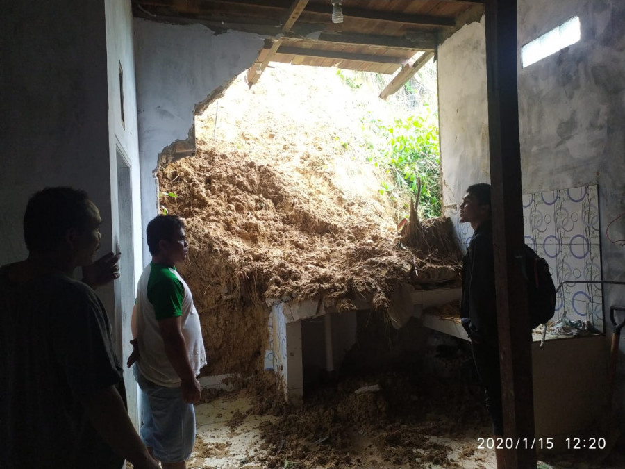 Salah satu longsor yang terjadi di rumah warga di Jalan Pulau Tarakan RT 31 Kelurahan Sungai Pinang Samarinda Utara. (Foto: Nancy/Korankaltimcom)