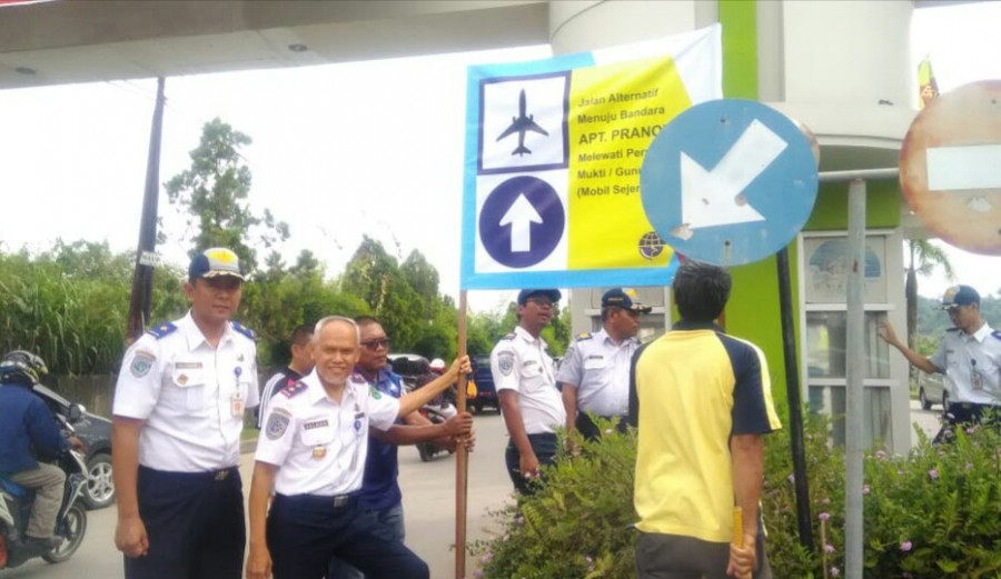 Kadishub Kaltim Salman Lumoindong, saat memasang rambu penunjuk arah menuju Bandara APT Pranoto, lewat jalur alternatif. (RUSDI/KORANKALTIM.COM)
