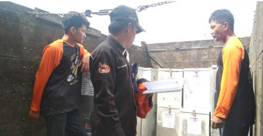 Petugas KPU mengangkut Logistik ke kendaraan dengan diawasi oleh aparat keamanan