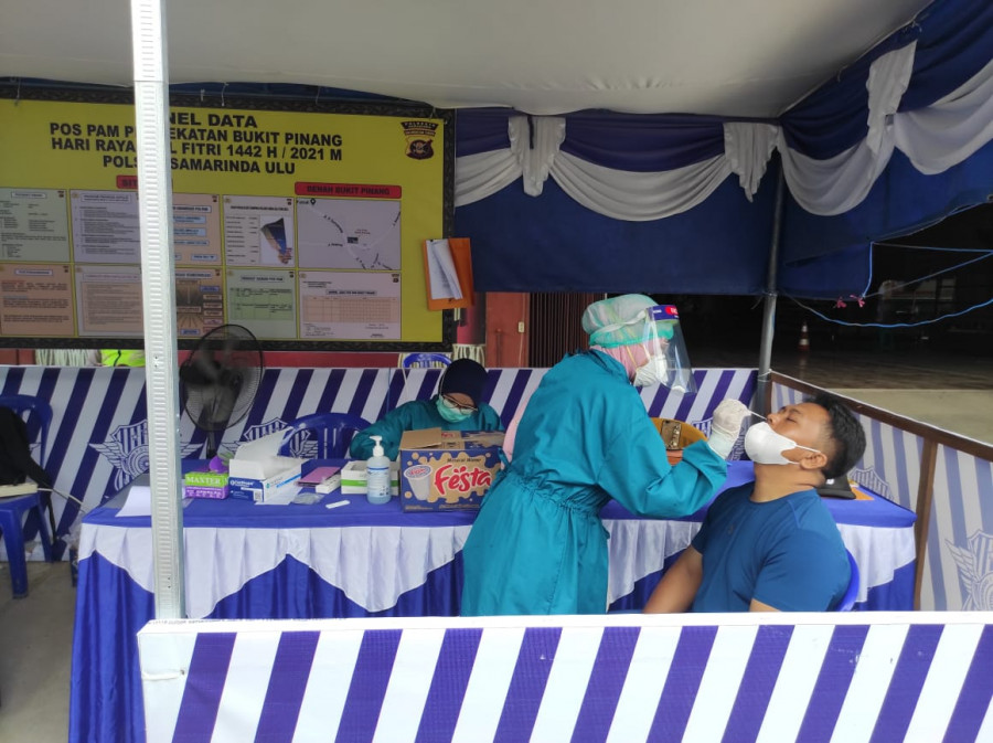 Pemeriksaan Covid-19 yang dilakukan Tim Kesehatan pada Posko Penyekatan di Samarinda (permata/korankaltim.com)