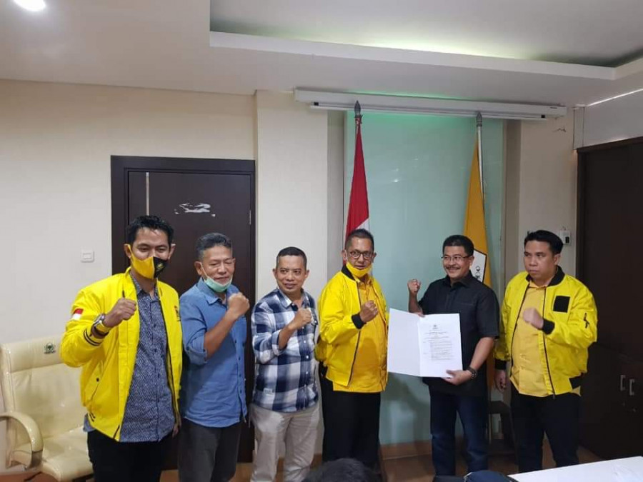 Sekretaris DPD I Golkar Kaltim, Muhammad Husni Fahruddin (ujung kanan) bersama Bakal Calon Wakil Wali Kota Samarinda (dua dari kanan) saat menerima dukungan di DPP Partai Golkar (istimewa)