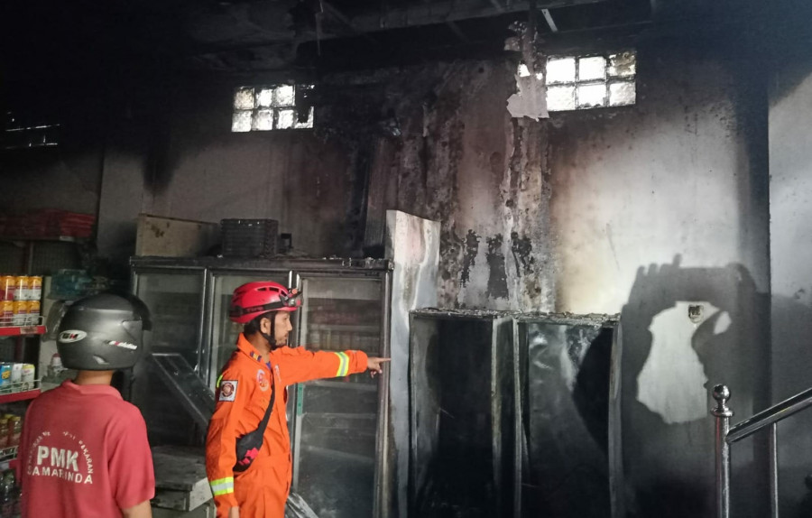 Salah satu petugas Damkar Kota Samarinda, saat menunjukkan dugaan asal api dari sebuah mesin pendingin Minggu (5/6/2022). (Foto: Damkar Kota Samarinda)