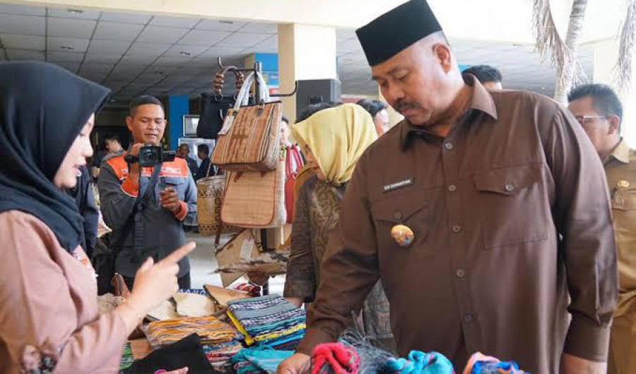 Bupati Kukar Edi Damansyah saat melihat salah satu kerajinan tangan ulap doyo karya salah satu pelaku UMKM di Kukar