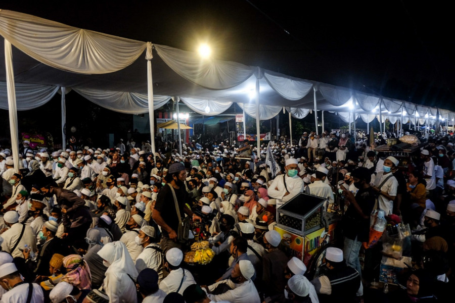 Kerumunan massa di acara pernikahan putri Habib Rizieq Shibab yang membuat pimpinan Front Pembela Islam (FPI) itu jadi tersangka. (korantempo)